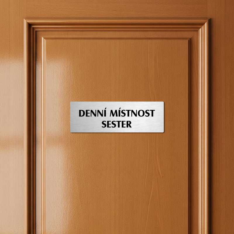 Denní místnost sester, stříbrná popiska na dveře